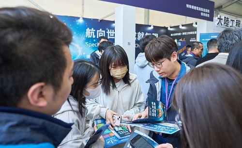 北科大學生於就業博覽會與企業代表面談,了解產業趨勢與職缺需求,強化就業即戰力。