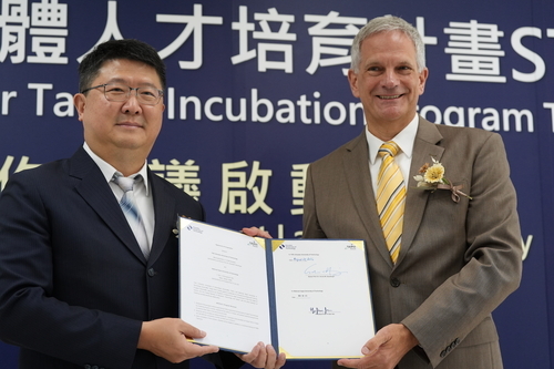 德國在台協會代表狄嘉信受德勒斯登工業大學委託,轉交雙方已完成簽署的合作協議