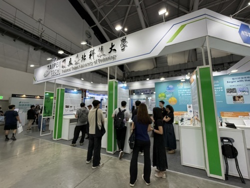 北科大於BIO Asia–Taiwan 2026展出19項生醫創新成果，吸引眾多產學界人士參觀交流。