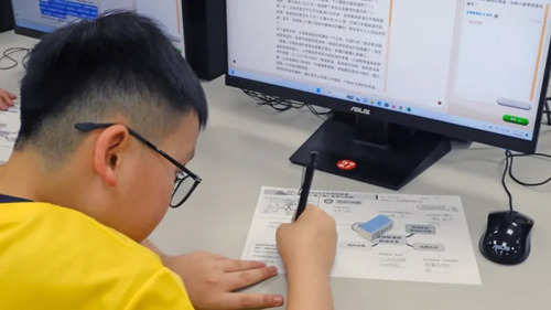 曙光小學學生搭配「2025日本創新高溫」文章內容,進行心智圖繪製。