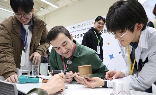 永續工程研究室團隊引導台日學員自組風機，現場實測發電性能。