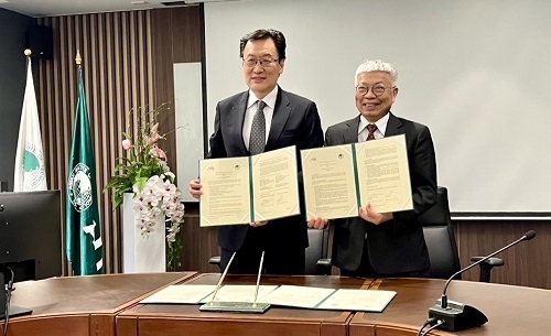 北科大校長王錫福（右）日前率團赴泰拜會亞洲理工校長李百祺，雙方正式簽署合作備忘錄及學生交換協議。