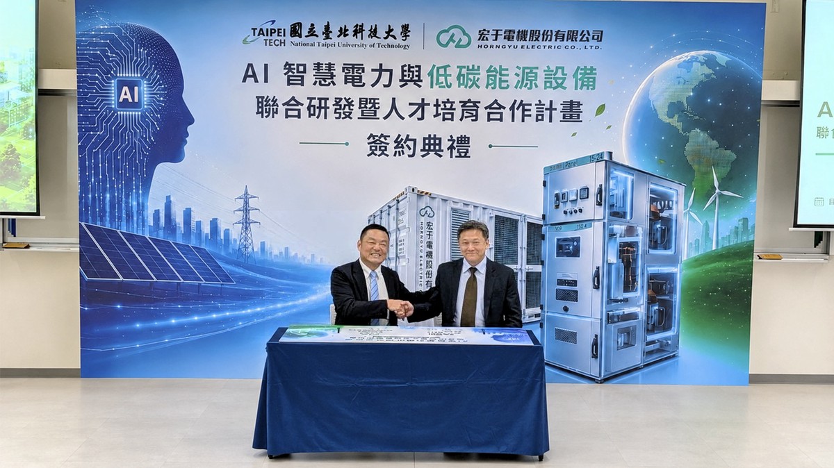 國立臺北科技大學產學長李魁鵬(右)及宏于電機總經理詹家榮(左)代表雙方簽署產學合作 MOU。