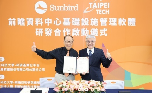 北科大校長王錫福（右）、Sunbird董事長徐清一共同簽署前瞻資料中心基礎設施管理軟體研發合作合約