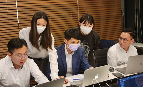 上課時助教幫忙協助同學們跟上進度