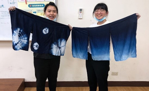 同學展示他們藍染的作品