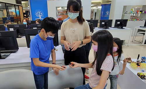 在青發處與學生練習Micro:bit