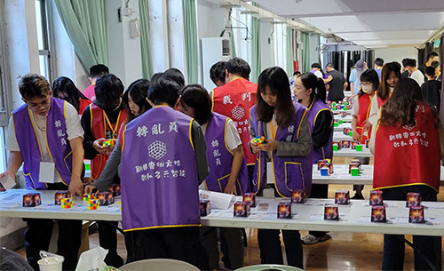 轉亂員&裁判一同轉亂500多顆魔方