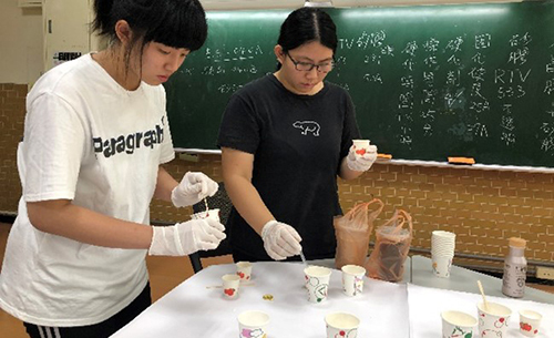 學員專注使用水晶膠過程