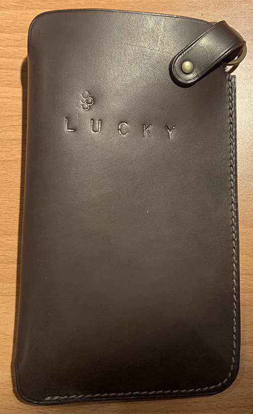 有壓印字母的成品正面