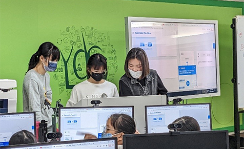 助教群們一起討論確認課程內容