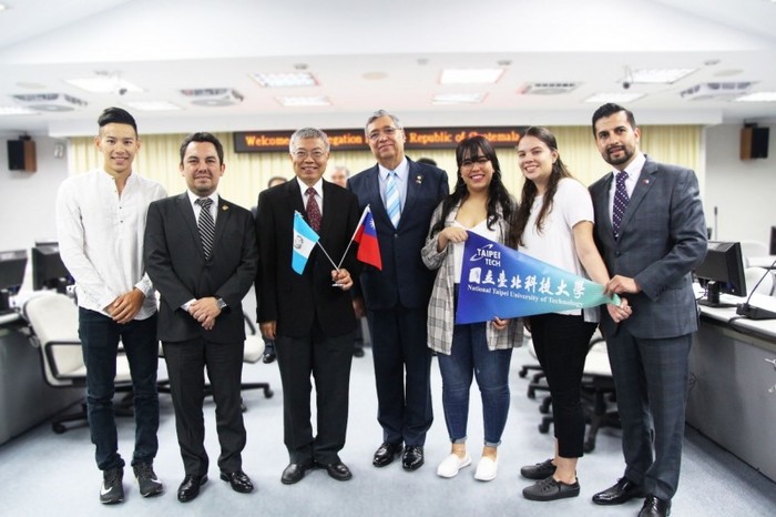 瓜地馬拉副總統卡培拉（右4）首度率團參訪台北科技大學。